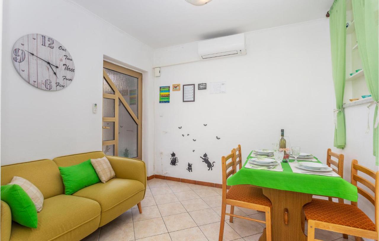 2 Bedroom Cozy Apartment In Omisalj Luaran gambar
