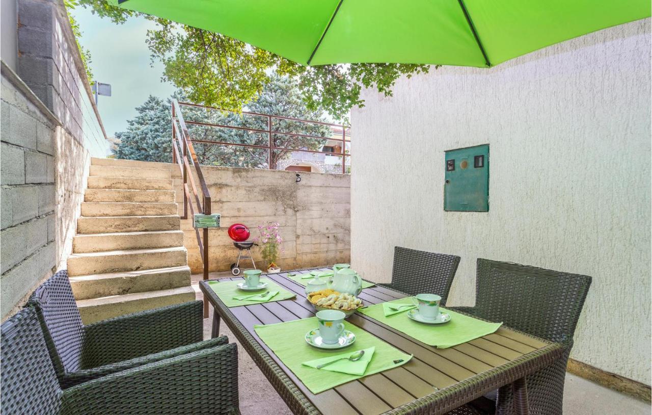 2 Bedroom Cozy Apartment In Omisalj Luaran gambar
