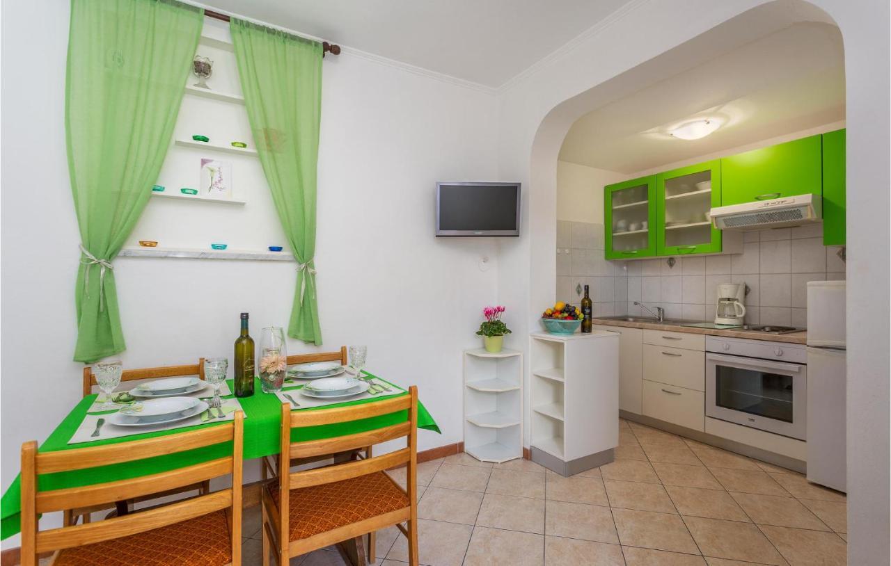 2 Bedroom Cozy Apartment In Omisalj Luaran gambar