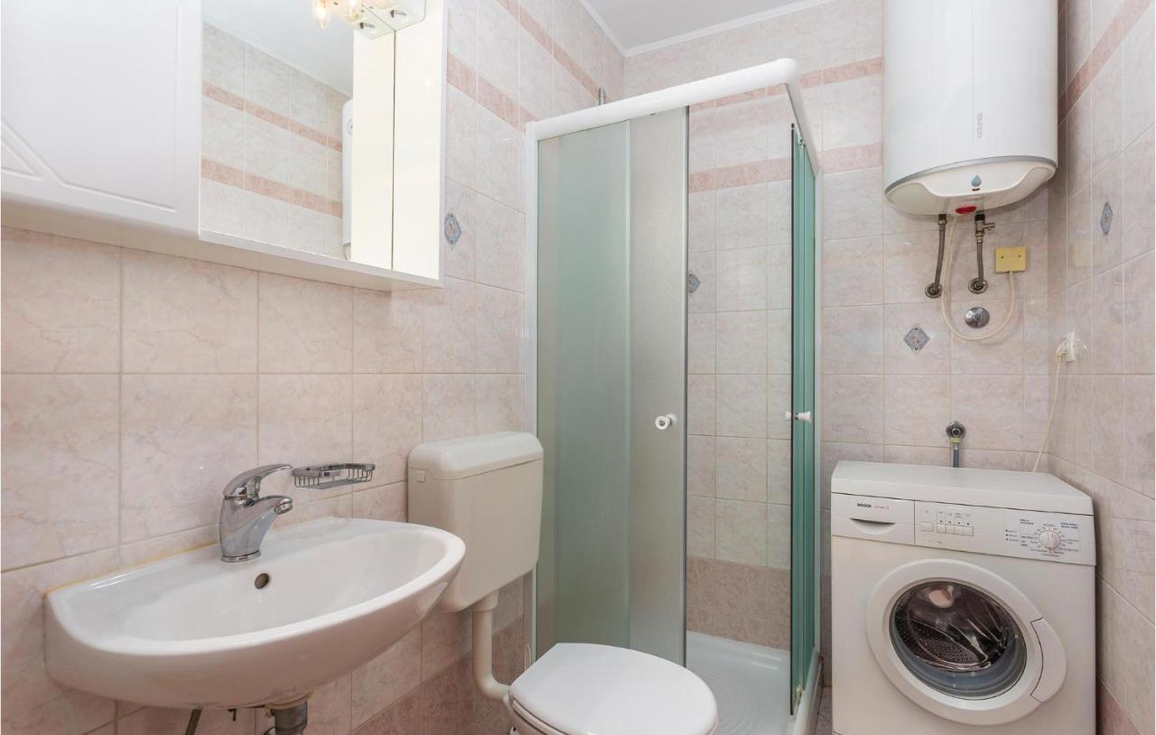 2 Bedroom Cozy Apartment In Omisalj Luaran gambar