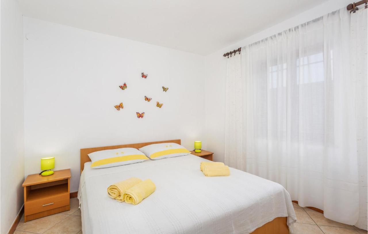 2 Bedroom Cozy Apartment In Omisalj Luaran gambar