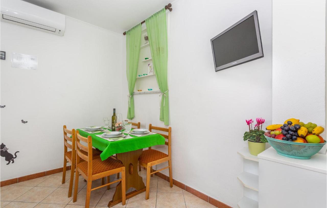 2 Bedroom Cozy Apartment In Omisalj Luaran gambar