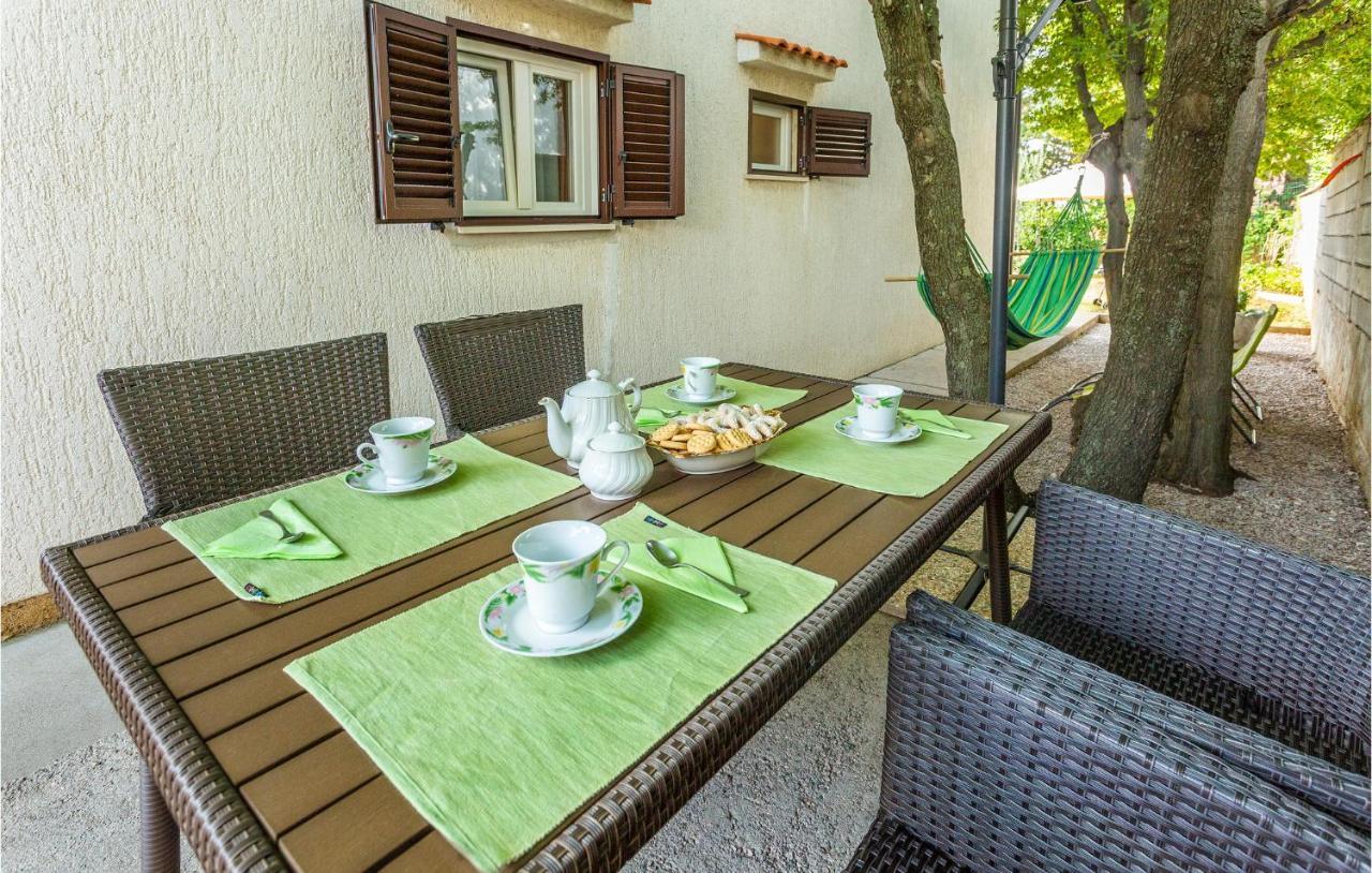 2 Bedroom Cozy Apartment In Omisalj Luaran gambar